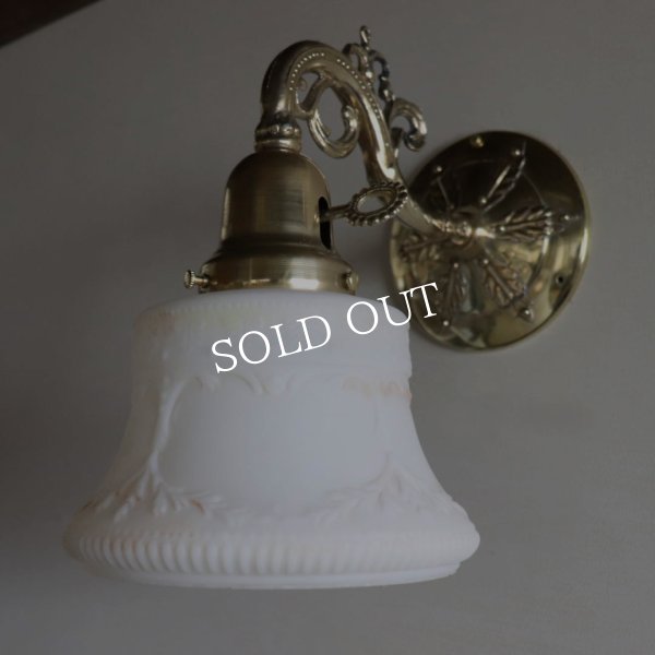 USAヴィンテージミルクガラスシェード付コロニアルブラケットライト｜アンティーク壁掛け照明