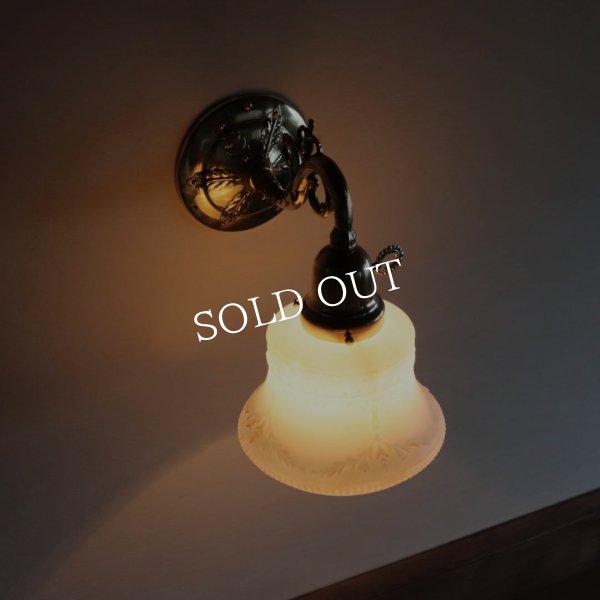 USAヴィンテージミルクガラスシェード付コロニアルブラケットライト｜アンティーク壁掛け照明