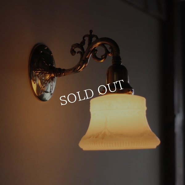 USAヴィンテージミルクガラスシェード付コロニアルブラケットライト｜アンティーク壁掛け照明