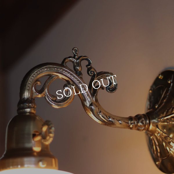 USAヴィンテージミルクガラスシェード付コロニアルブラケットライト｜アンティーク壁掛け照明