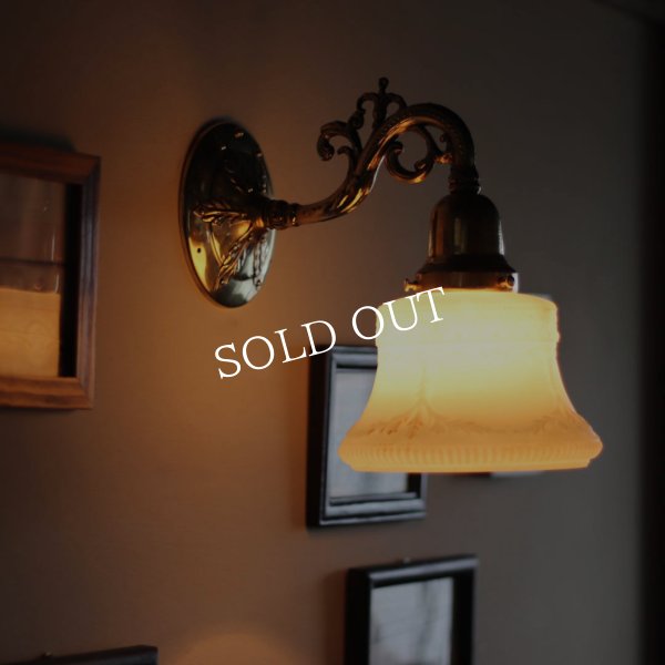 USAヴィンテージミルクガラスシェード付コロニアルブラケットライト｜アンティーク壁掛け照明