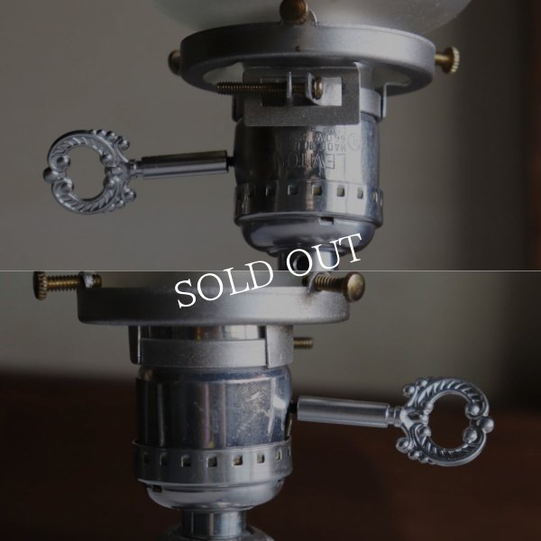 【薄緑】USAヴィンテージテーブルライト照明・雷文柄フロストガラスシェード｜アンティーク卓上ランプ