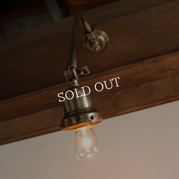 ヴィンテージベル型カップ付き古美色真鍮製インダストリアルブラケットライト