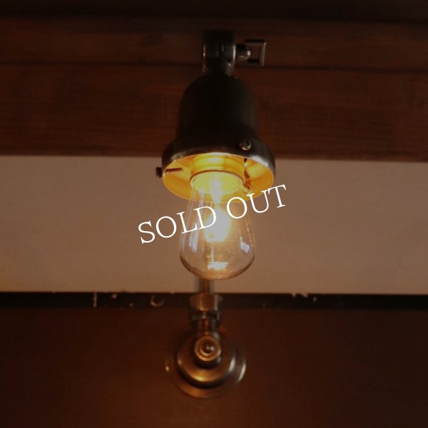 ヴィンテージベル型カップ付き古美色真鍮製インダストリアルブラケットライト