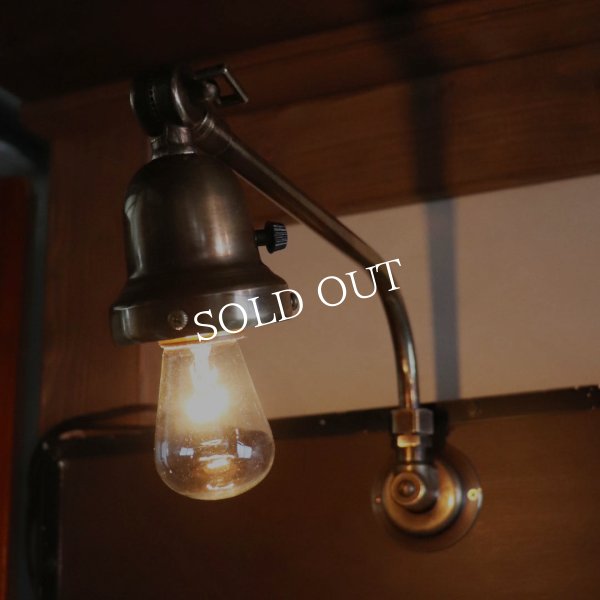 ヴィンテージベル型カップ付き古美色真鍮製インダストリアルブラケットライト