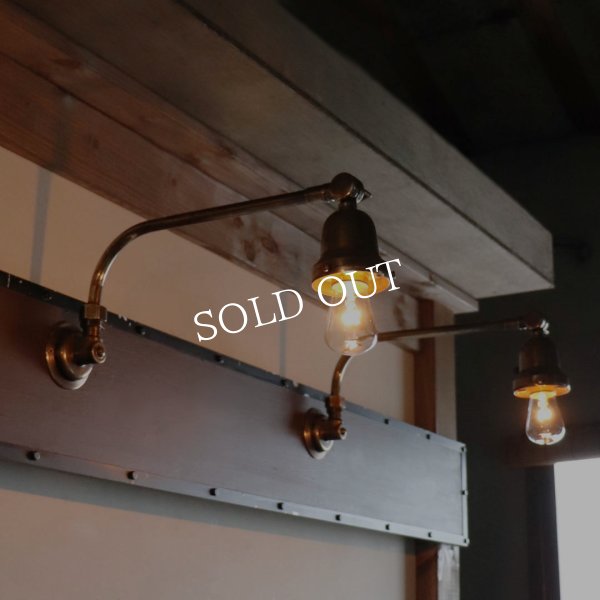 ヴィンテージベル型カップ付き古美色真鍮製インダストリアルブラケットライト