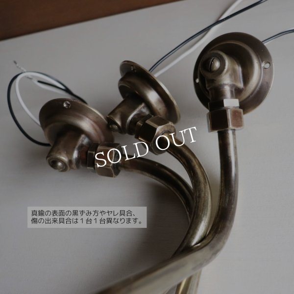 ヴィンテージベル型カップ付き古美色真鍮製インダストリアルブラケットライト