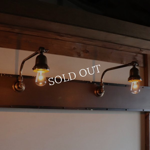 ヴィンテージベル型カップ付き古美色真鍮製インダストリアルブラケットライト