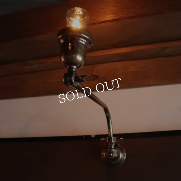 ヴィンテージベル型カップ付き古美色真鍮製インダストリアルブラケットライト