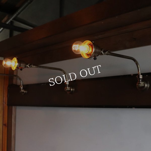 ヴィンテージベル型カップ付き古美色真鍮製インダストリアルブラケットライト