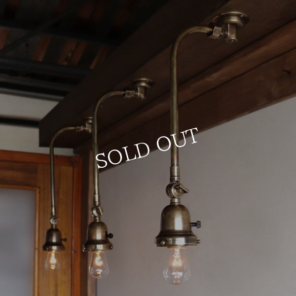 ヴィンテージベル型カップ付き古美色真鍮製インダストリアルブラケットライト