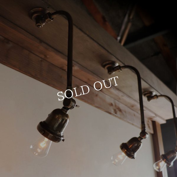 ヴィンテージベル型カップ付き古美色真鍮製インダストリアルブラケットライト