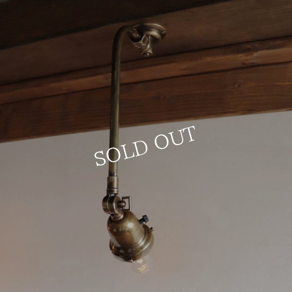 ヴィンテージベル型カップ付き古美色真鍮製インダストリアルブラケットライト