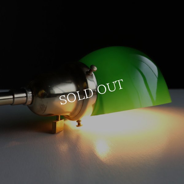 グリーンガラスシェード真鍮製スウィングアームブラケットライト｜インダストリアル壁掛け照明