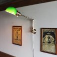 グリーンガラスシェード真鍮製スウィングアームブラケットライト｜インダストリアル壁掛け照明