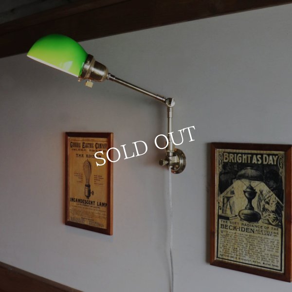 グリーンガラスシェード真鍮製スウィングアームブラケットライト｜インダストリアル壁掛け照明