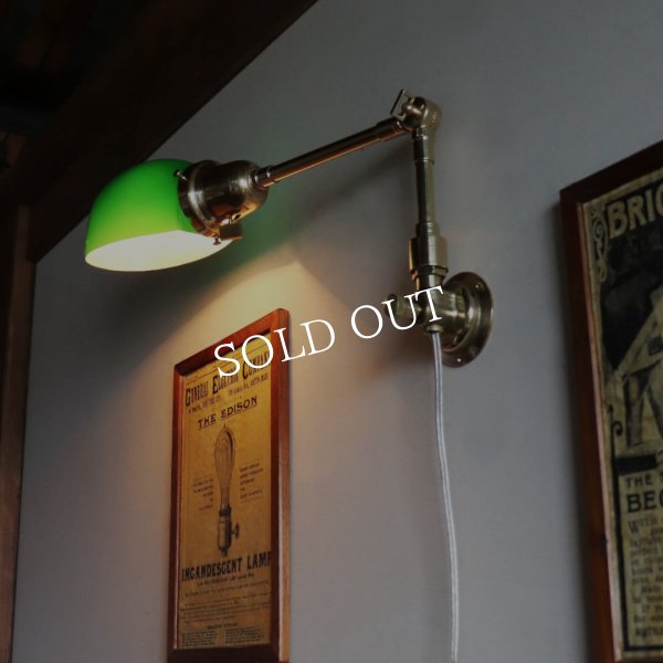 グリーンガラスシェード真鍮製スウィングアームブラケットライト｜インダストリアル壁掛け照明