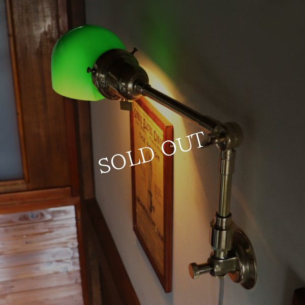 グリーンガラスシェード真鍮製スウィングアームブラケットライト｜インダストリアル壁掛け照明