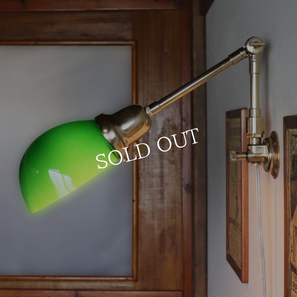 グリーンガラスシェード真鍮製スウィングアームブラケットライト｜インダストリアル壁掛け照明