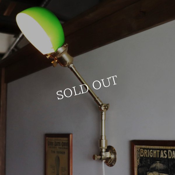 グリーンガラスシェード真鍮製スウィングアームブラケットライト｜インダストリアル壁掛け照明