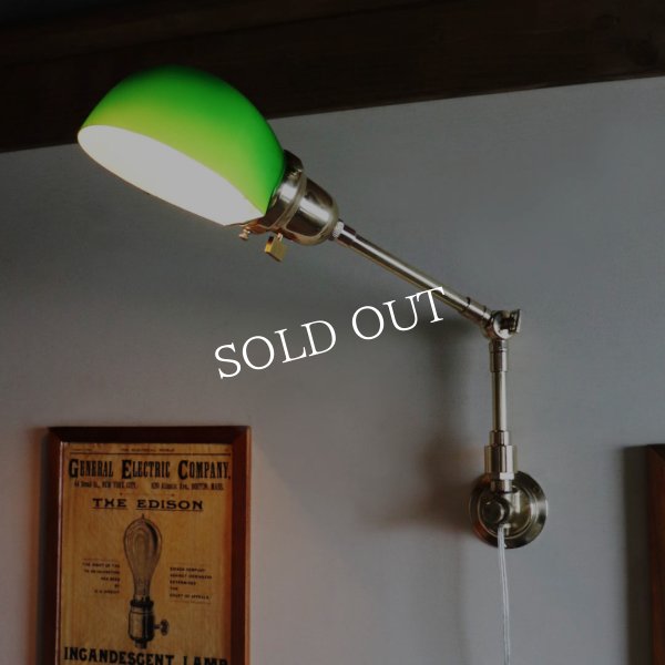 グリーンガラスシェード真鍮製スウィングアームブラケットライト｜インダストリアル壁掛け照明