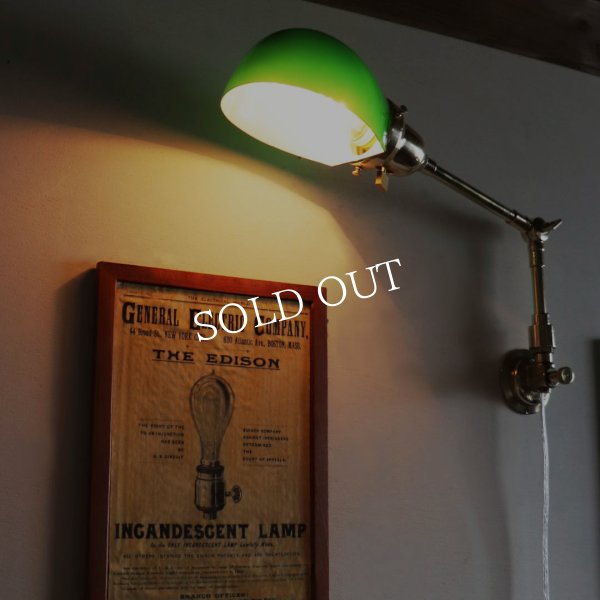 グリーンガラスシェード真鍮製スウィングアームブラケットライト｜インダストリアル壁掛け照明