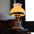 USAヴィンテージミルクガラス製ホブネイルフリルシェードテーブルライト｜アンティーク卓上照明ランプ