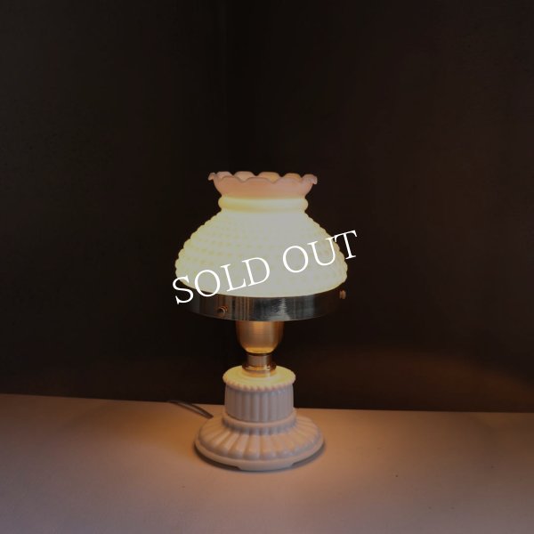 USAヴィンテージミルクガラス製ホブネイルフリルシェードテーブルライト｜アンティーク卓上照明ランプ