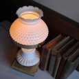 USAヴィンテージミルクガラス製ホブネイルフリルシェードテーブルライト｜アンティーク卓上照明ランプ