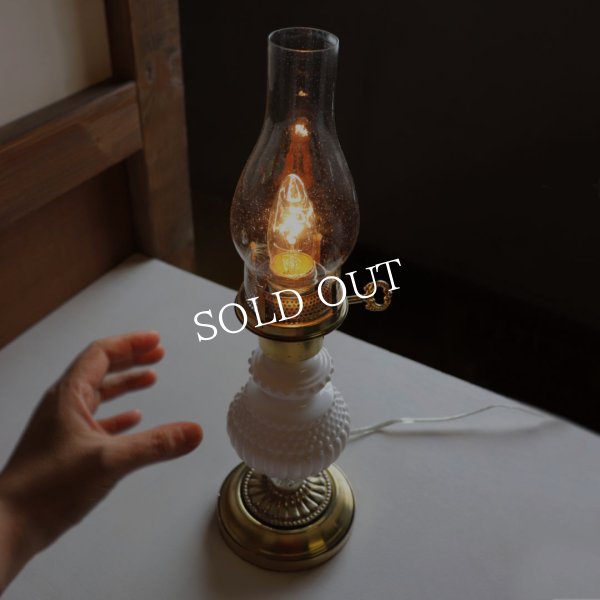 USAヴィンテージオイルランプ型ホブネイルミルクガラス製テーブルライト｜アンティーク卓上照明
