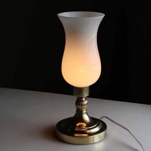 USAヴィンテージミルクガラスチムニーシェード真鍮テーブルライト｜アンティーク卓上照明