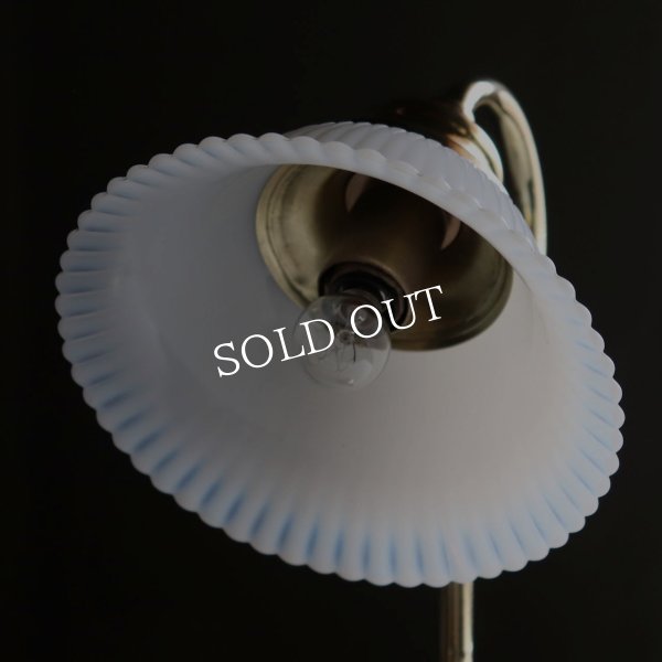 USAヴィンテージミルクガラスフリルシェード真鍮テーブルライト｜アンティークオパリンガラス乳白色硝子卓上照明