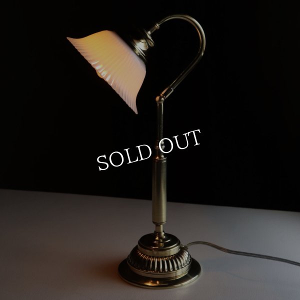 USAヴィンテージミルクガラスフリルシェード真鍮テーブルライト｜アンティークオパリンガラス乳白色硝子卓上照明