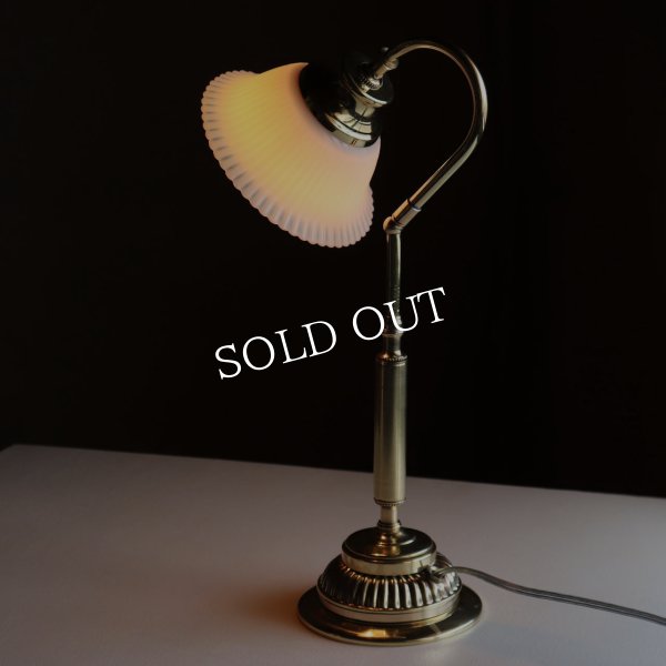 USAヴィンテージミルクガラスフリルシェード真鍮テーブルライト｜アンティークオパリンガラス乳白色硝子卓上照明