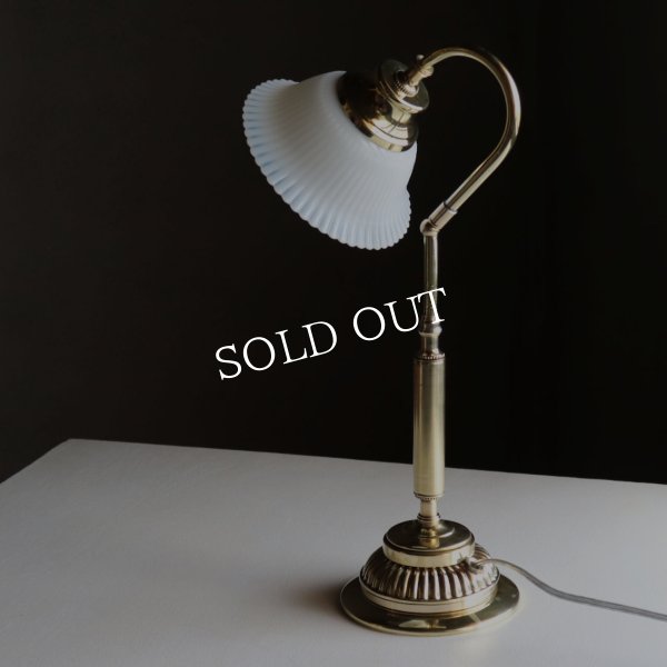 USAヴィンテージミルクガラスフリルシェード真鍮テーブルライト｜アンティークオパリンガラス乳白色硝子卓上照明