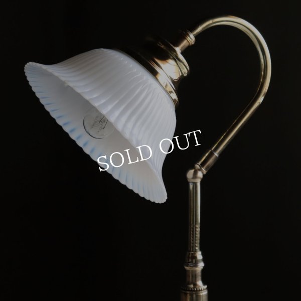 USAヴィンテージミルクガラスフリルシェード真鍮テーブルライト｜アンティークオパリンガラス乳白色硝子卓上照明