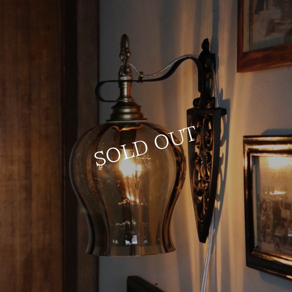 USAヴィンテージスモークガラス付アイアンブラケットライト壁掛け照明｜アイロン五徳アンティークランプ