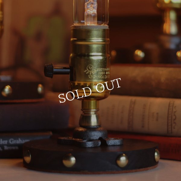 【金】スチームパンクミニテーブルライト｜インダストリアル鋲付き卓上照明LEVITONソケット