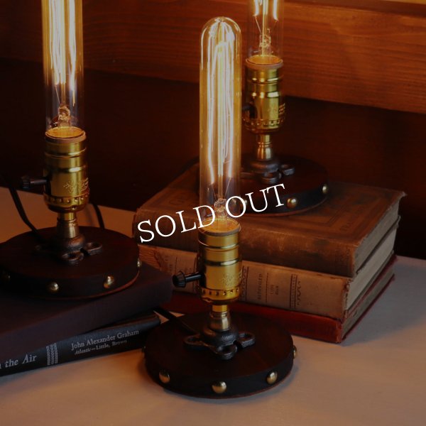 【金】スチームパンクミニテーブルライト｜インダストリアル鋲付き卓上照明LEVITONソケット