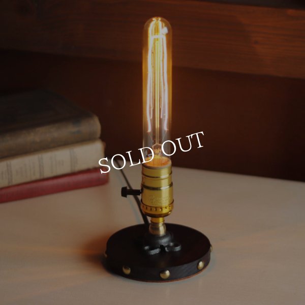 【金】スチームパンクミニテーブルライト｜インダストリアル鋲付き卓上照明LEVITONソケット