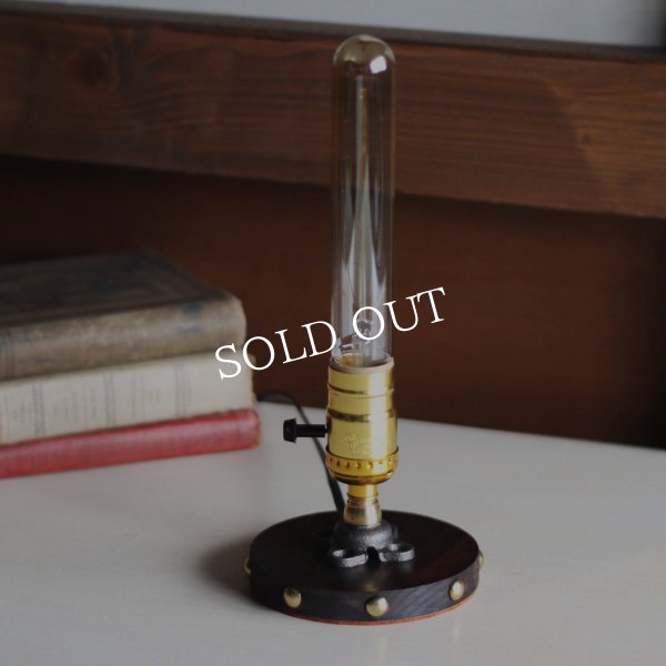 【金】スチームパンクミニテーブルライト｜インダストリアル鋲付き卓上照明LEVITONソケット