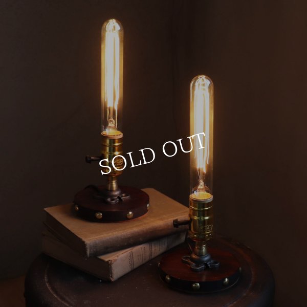 【金】スチームパンクミニテーブルライト｜インダストリアル鋲付き卓上照明LEVITONソケット