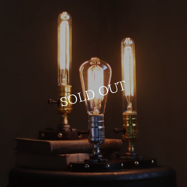 【金】スチームパンクミニテーブルライト｜インダストリアル鋲付き卓上照明LEVITONソケット