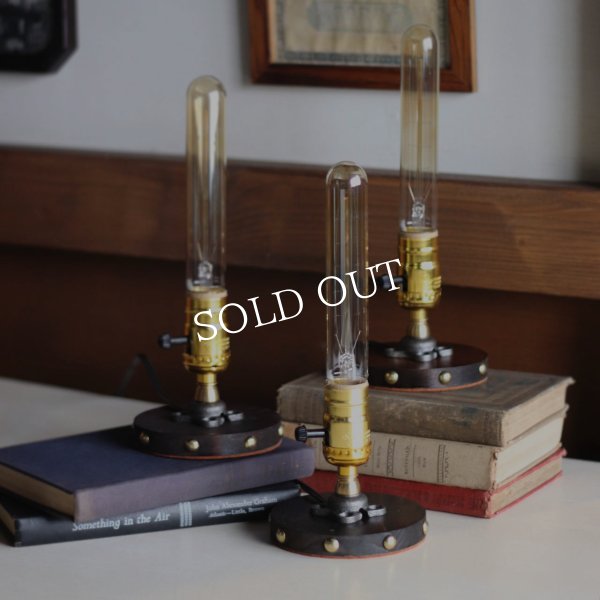 【金】スチームパンクミニテーブルライト｜インダストリアル鋲付き卓上照明LEVITONソケット