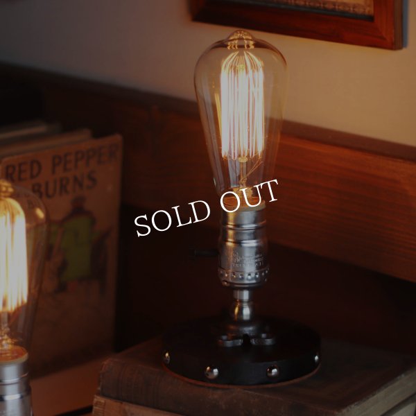 【銀】スチームパンクミニテーブルライト｜インダストリアル鋲付き卓上照明LEVITONソケット