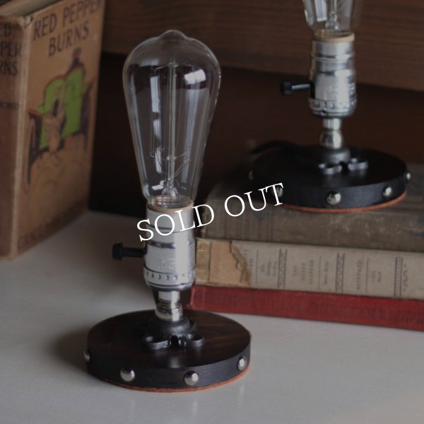 【銀】スチームパンクミニテーブルライト｜インダストリアル鋲付き卓上照明LEVITONソケット