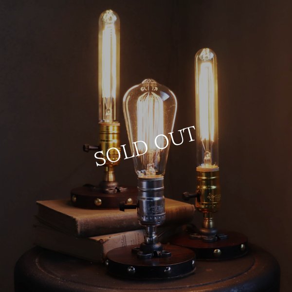 【銀】スチームパンクミニテーブルライト｜インダストリアル鋲付き卓上照明LEVITONソケット