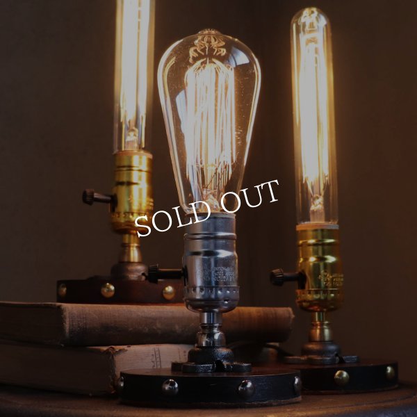 【銀】スチームパンクミニテーブルライト｜インダストリアル鋲付き卓上照明LEVITONソケット