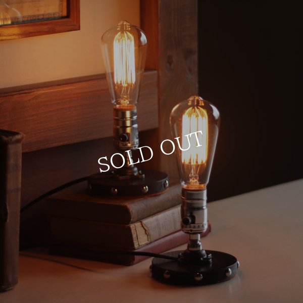 【銀】スチームパンクミニテーブルライト｜インダストリアル鋲付き卓上照明LEVITONソケット