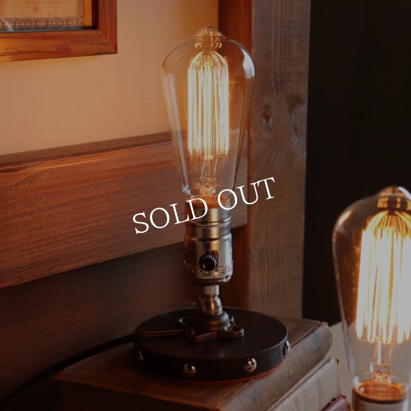 【銀】スチームパンクミニテーブルライト｜インダストリアル鋲付き卓上照明LEVITONソケット